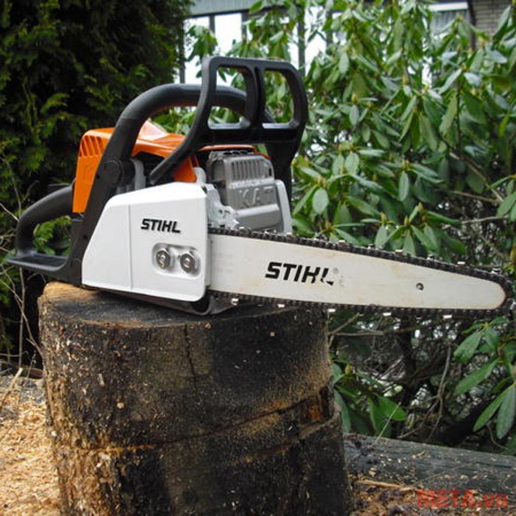 Thiết kế nhỏ gọn giúp thao tác cắt tỉa dễ dàng và đỡ mỏi tay.