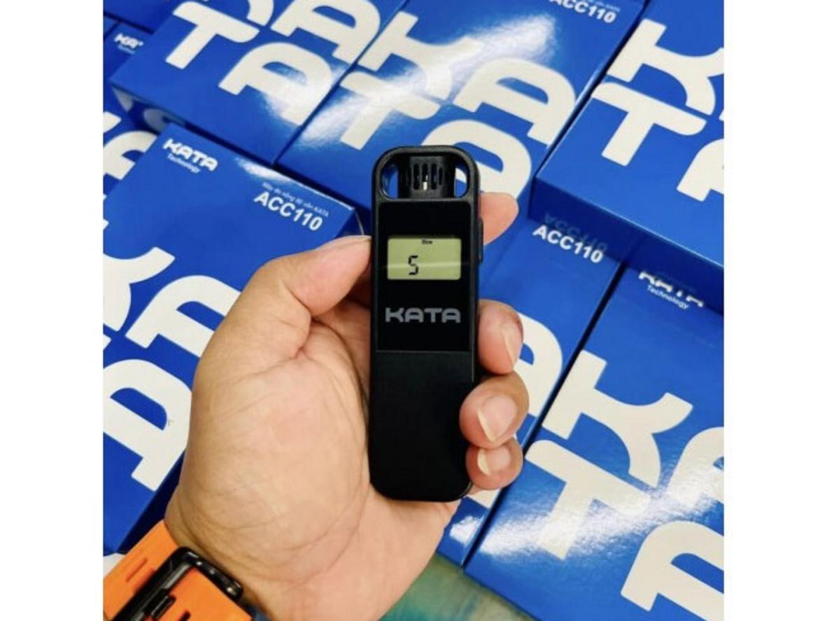 Thiết kế nhỏ gọn, dùng 2 pin AAA tiện lợi.