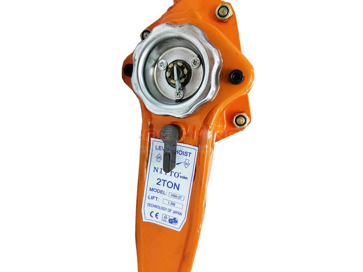 Phanh kép tự động và móc xoay 360 độ hỗ trợ an toàn.