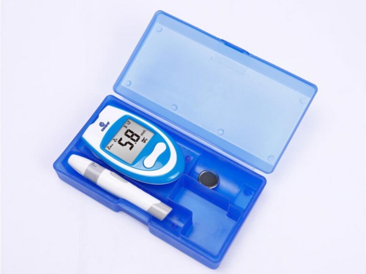 Máy nhẹ, dễ mang theo, pin CR2032 dùng khoảng 1.000 lần đo.