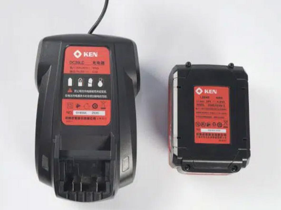 Pin Li-ion 20V/4.0Ah giúp làm việc linh hoạt hơn.