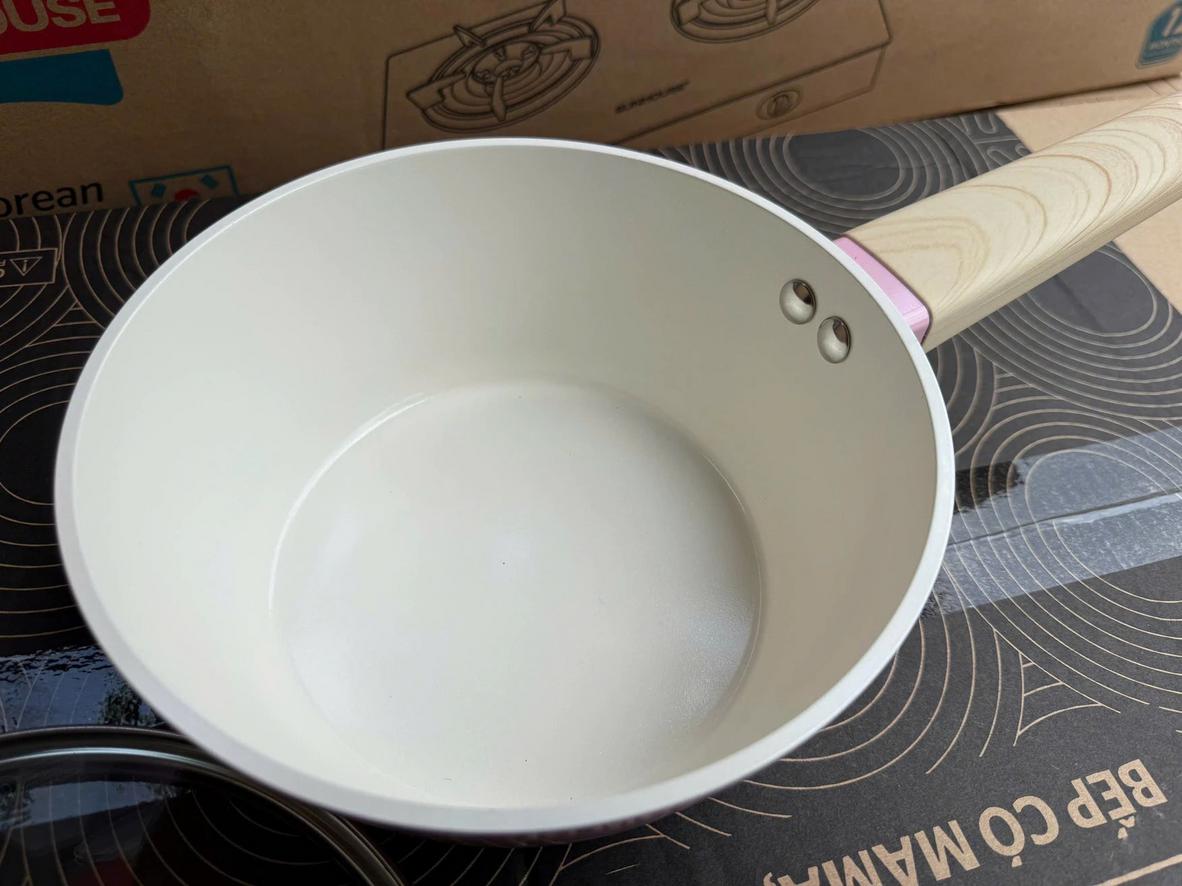 Kích thước 18 cm tiện nấu cháo, sốt và đồ ăn dặm.