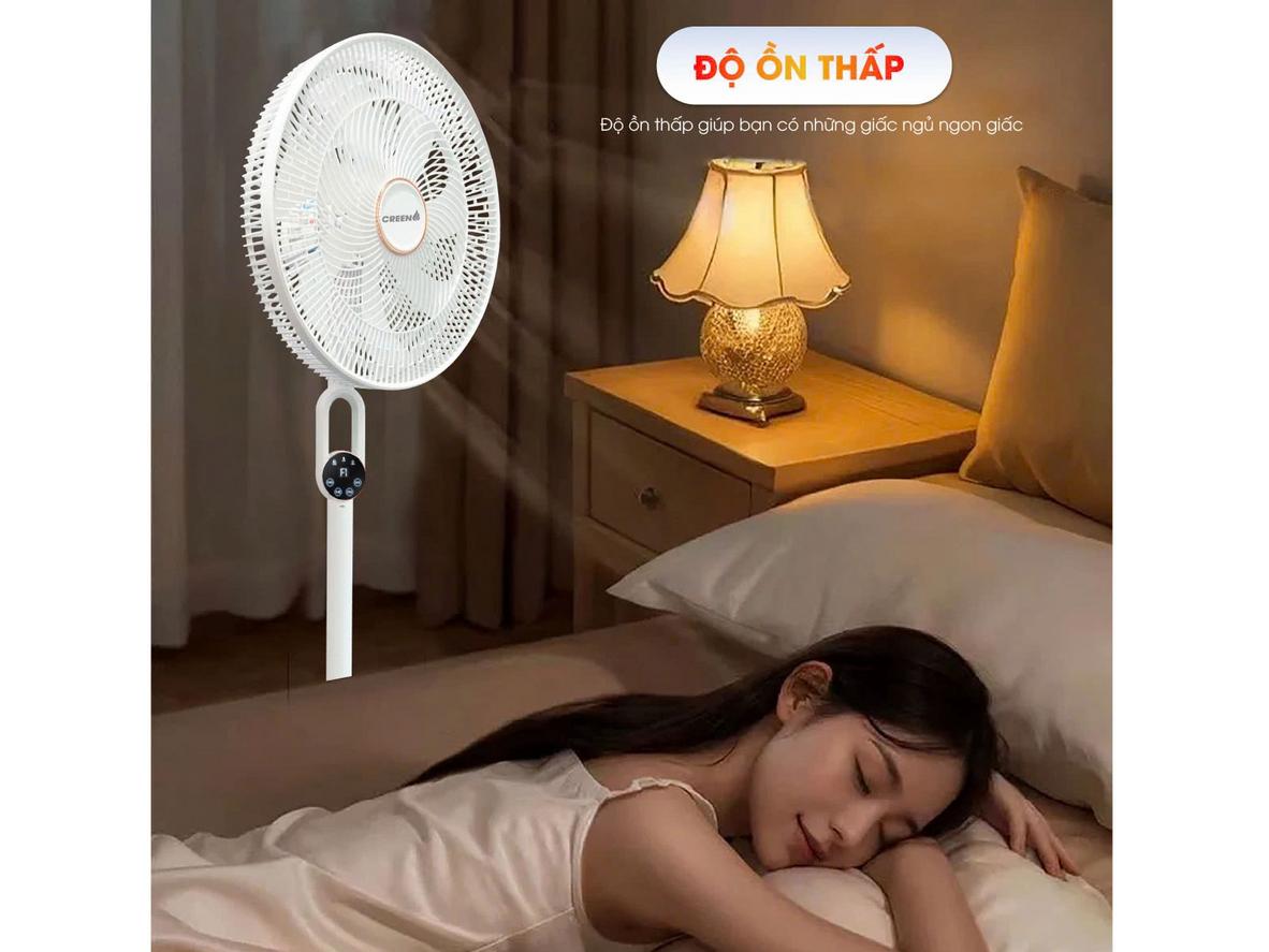 Công suất 40W và sải cánh 35cm cho luồng gió rộng, dễ chịu.
