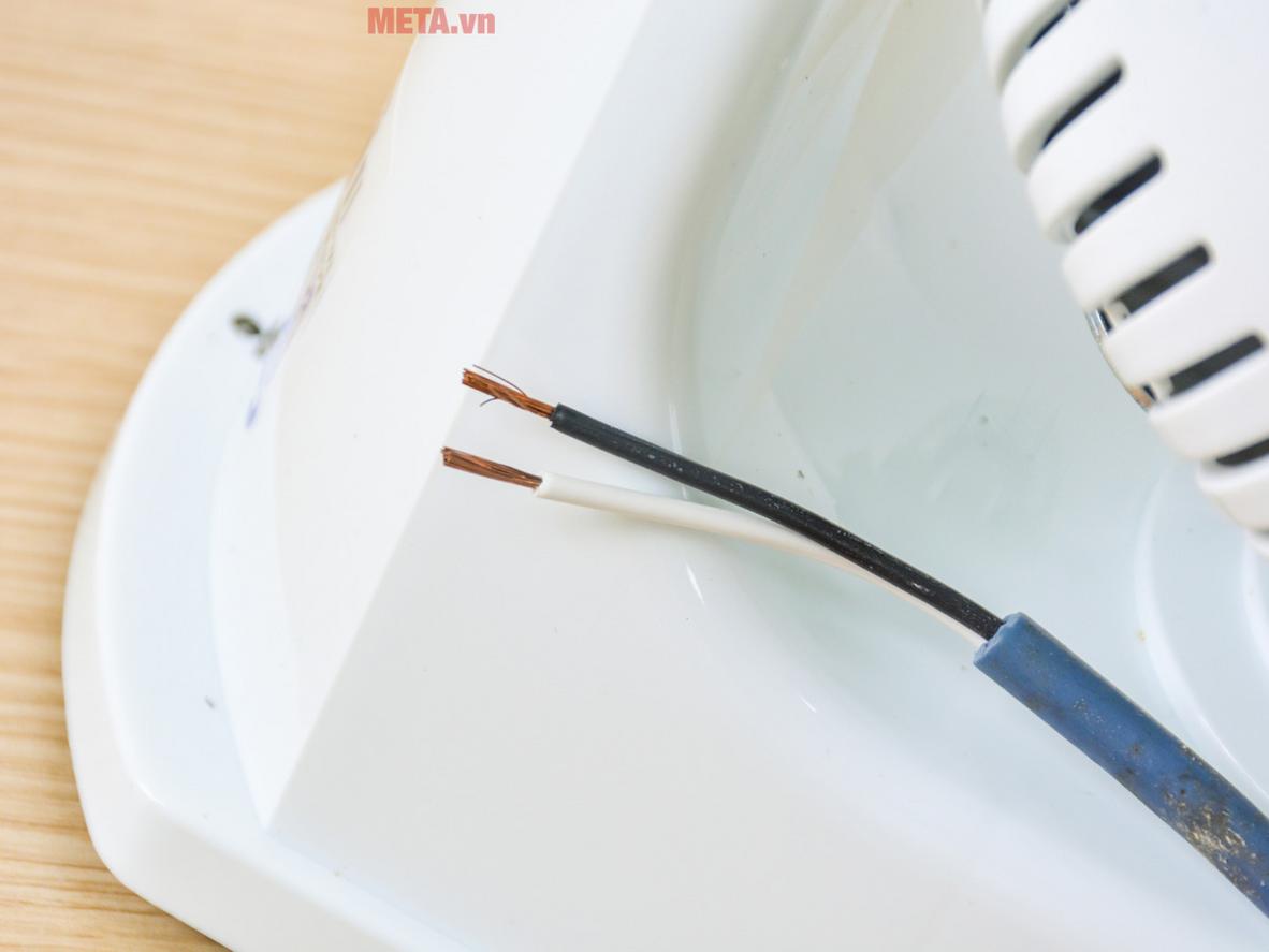 Thiết kế bền chắc với 3 cánh nhựa cao cấp và lồng sắt