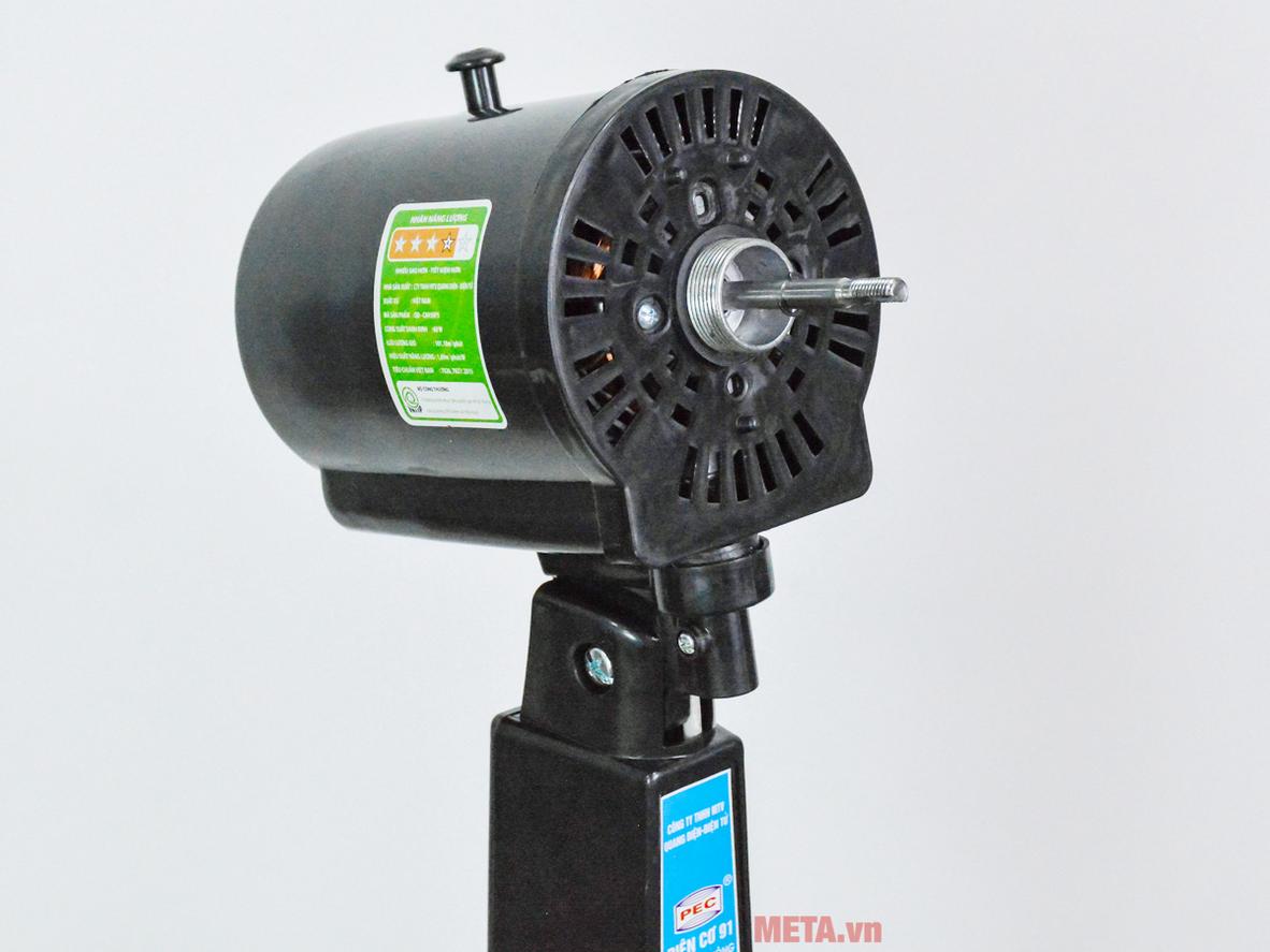 Sải cánh 45cm và 5 cánh nhựa tạo luồng gió rộng, đẩy xa.
