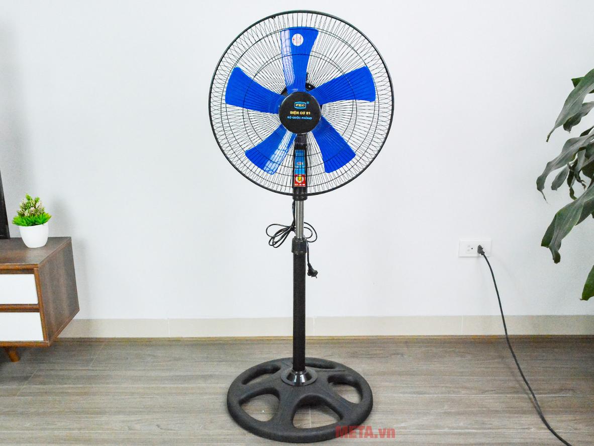Động cơ bạc thau 60W giúp quạt vận hành bền bỉ.