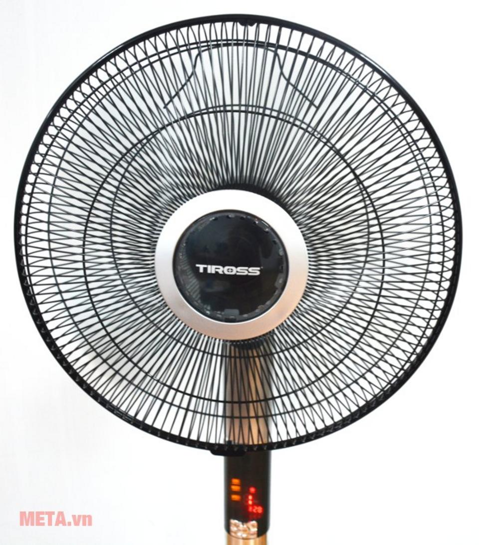 Remote, 4 tốc độ và 3 chế độ gió giúp dùng quạt tiện hơn.