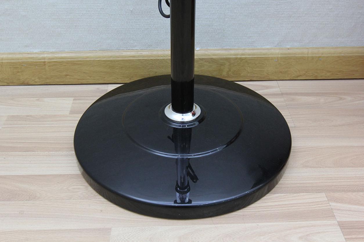 Remote điều khiển từ xa giúp thao tác tiện lợi hơn.