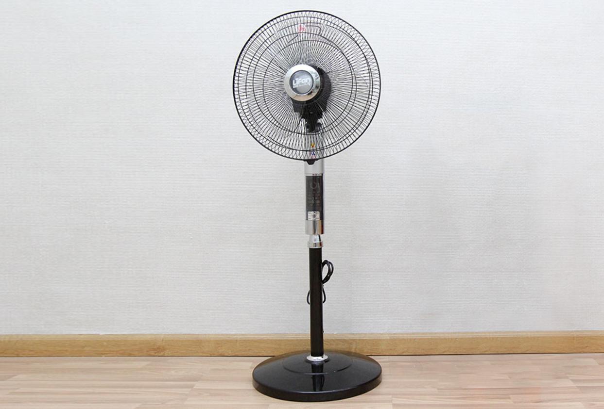 Remote điều khiển từ xa giúp thao tác tiện lợi hơn.