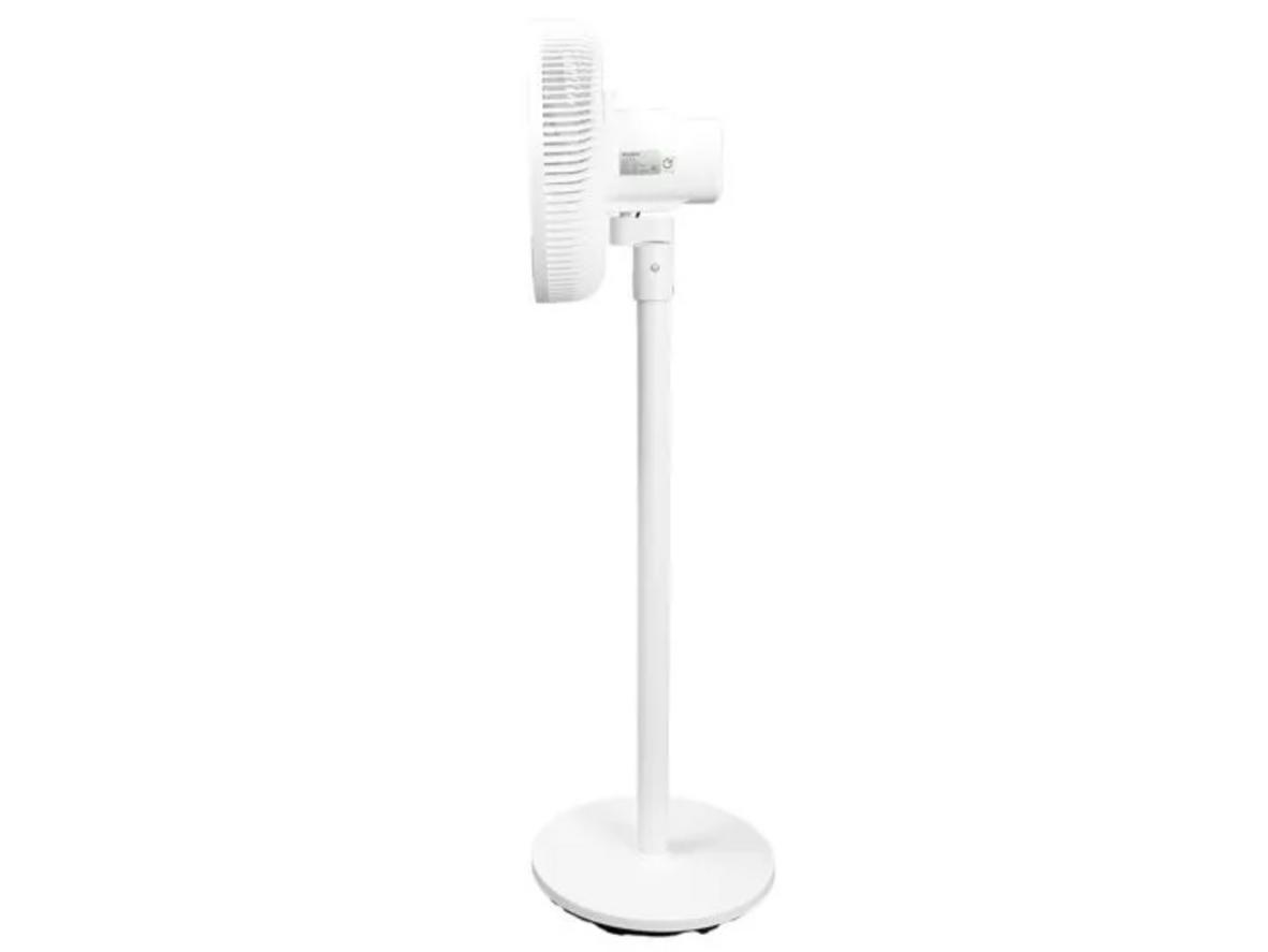 Remote từ xa giúp thao tác quạt dễ dàng hơn.