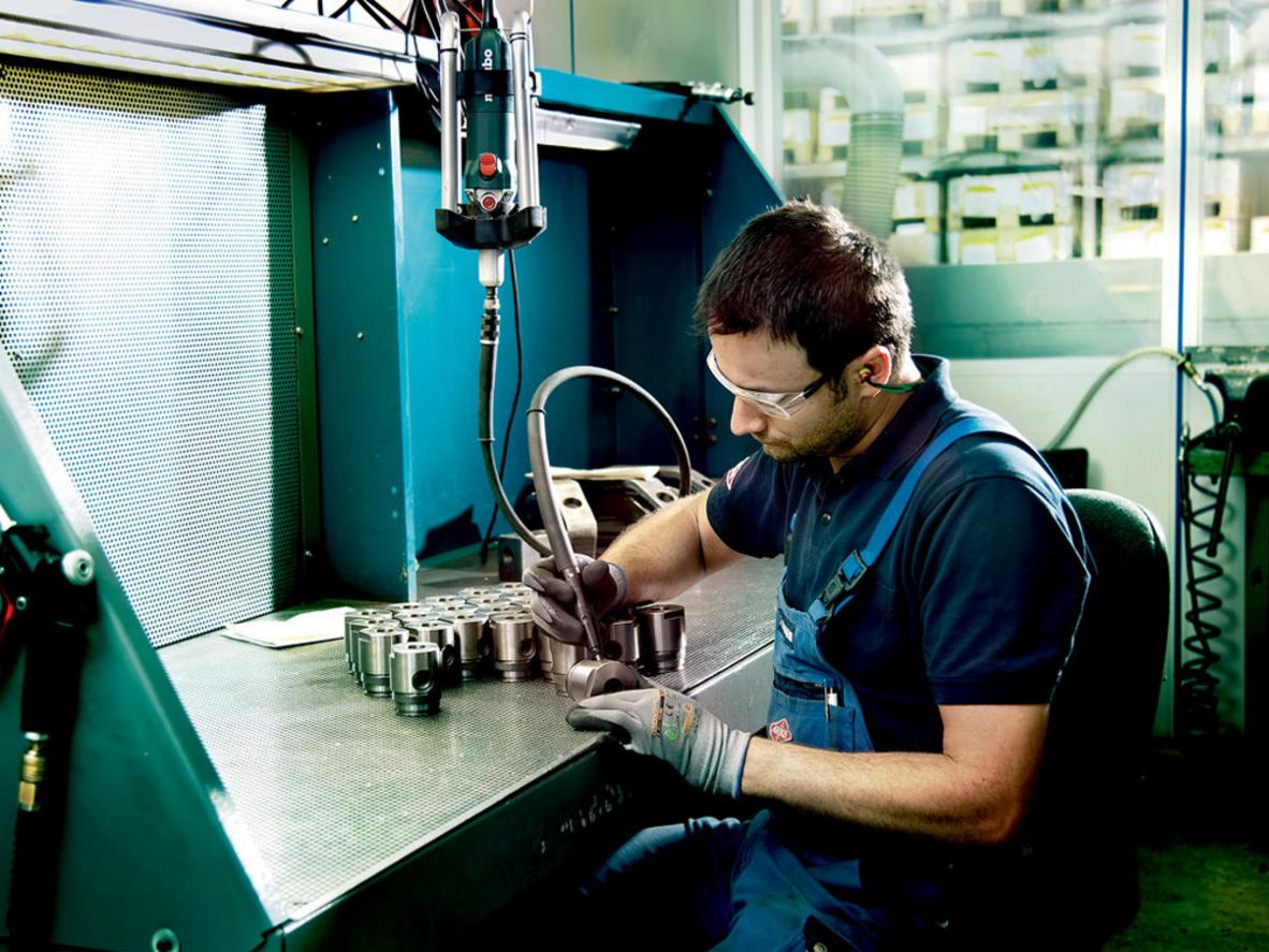 S-automatic và chống khởi động lại giúp vận hành an toàn hơn.