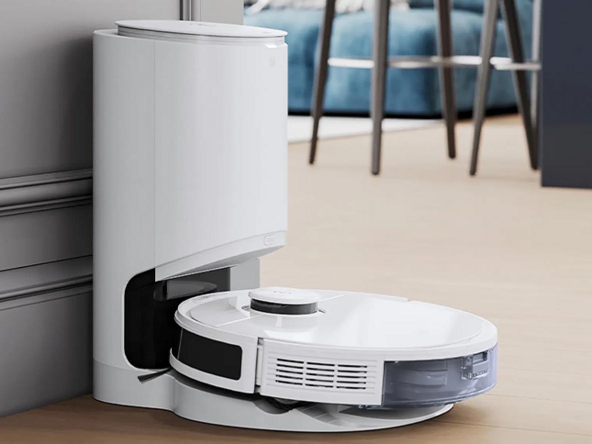 Robot quay về dock và tự động hút rác vào túi chứa
