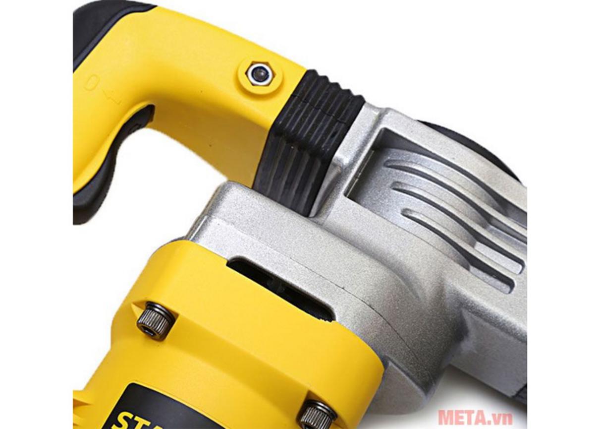 Đầu kẹp SDS-Max và mũi 17mm giúp truyền lực hiệu quả.