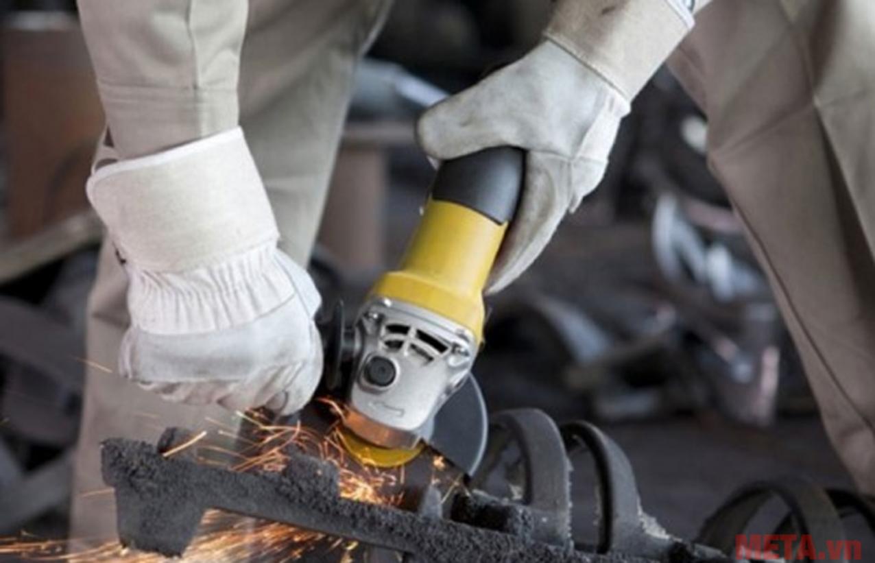 Thiết kế gọn giúp cầm chắc và dễ kiểm soát