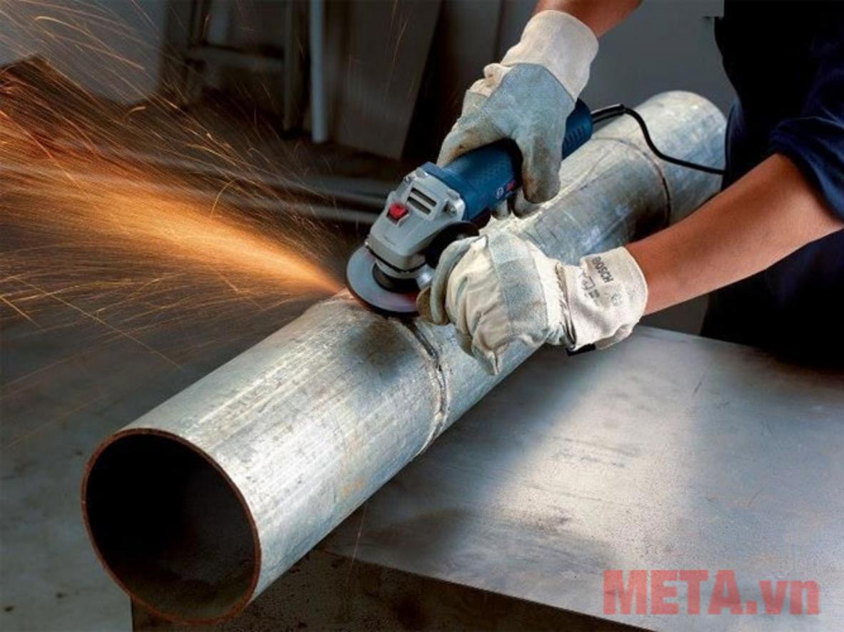 Thân máy mỏng 56mm giúp cầm nắm thoải mái hơn.