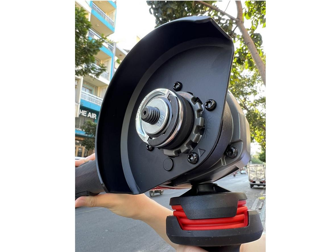 Thiết kế nhỏ gọn giúp thao tác thoải mái trong thời gian dài.
