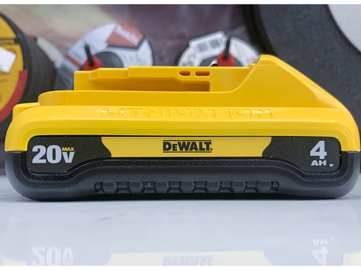 Thiết kế compact nhỏ gọn của Dewalt DCB240-B1
