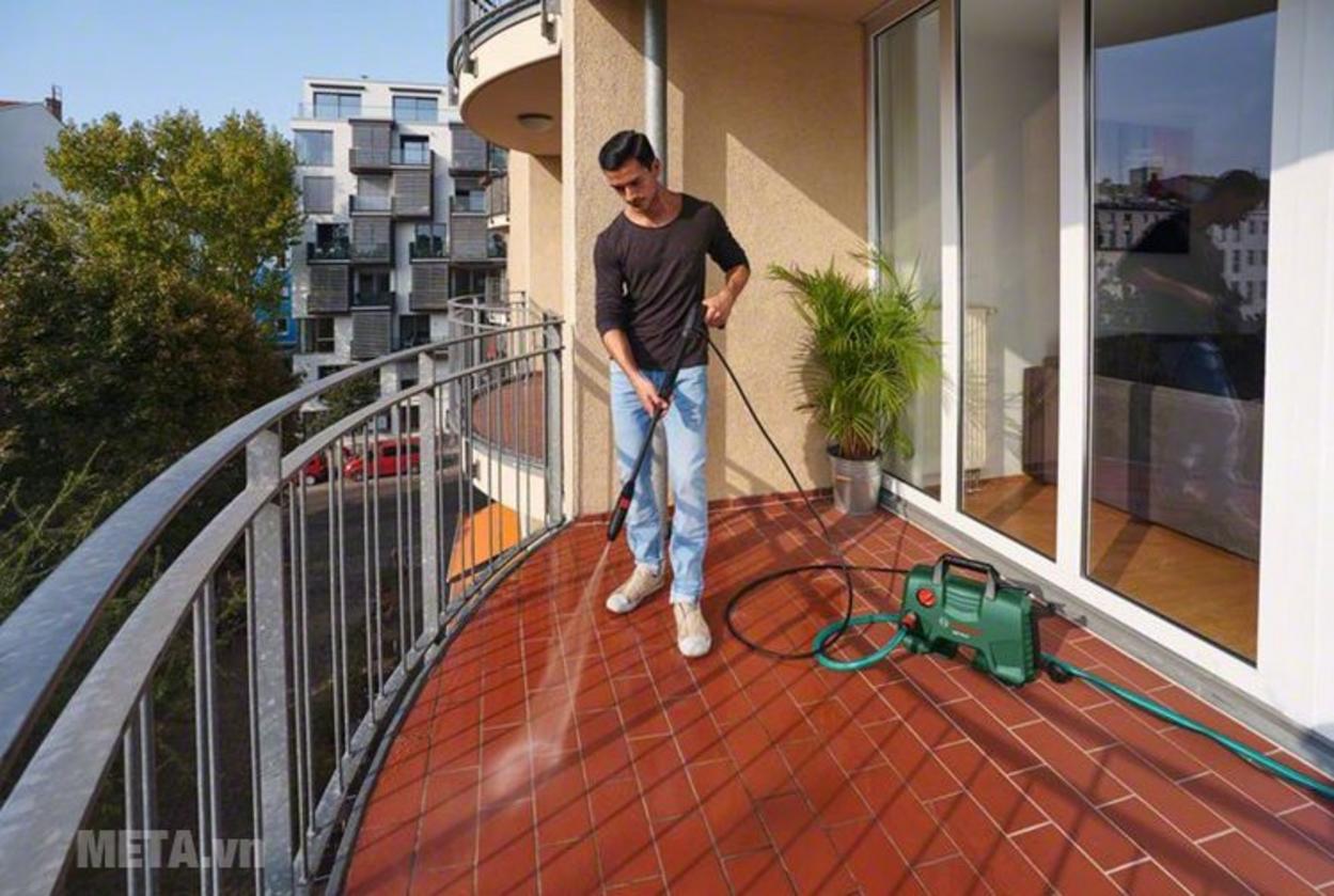 Tia nước xoáy 360 độ giúp làm sạch mạnh hơn