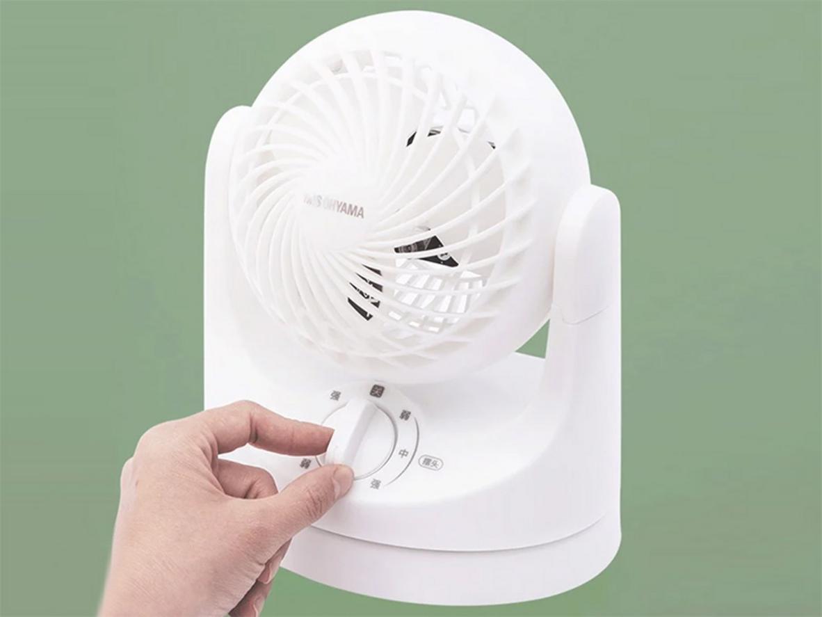 Công suất 13W giúp quạt vận hành tiết kiệm điện.
