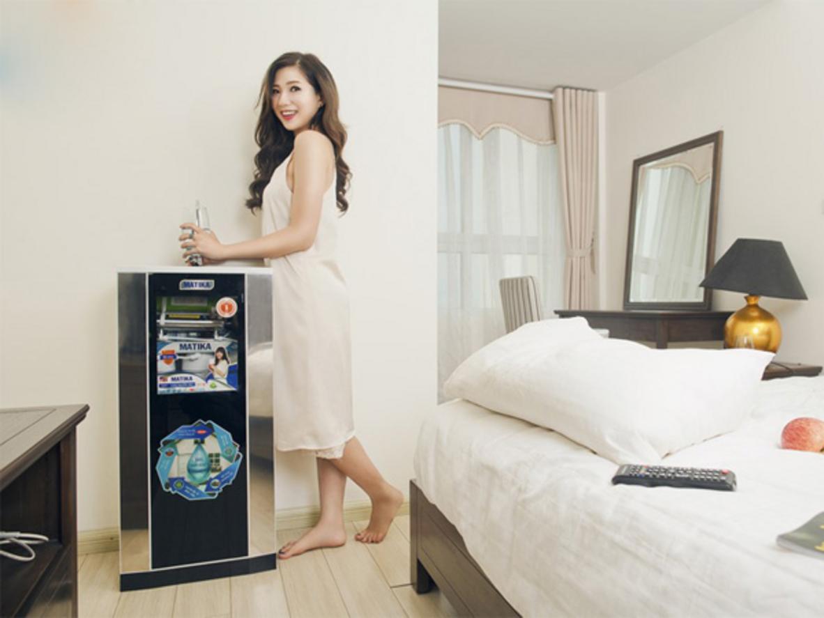 Thiết kế tủ đứng kính cường lực sang trọng
