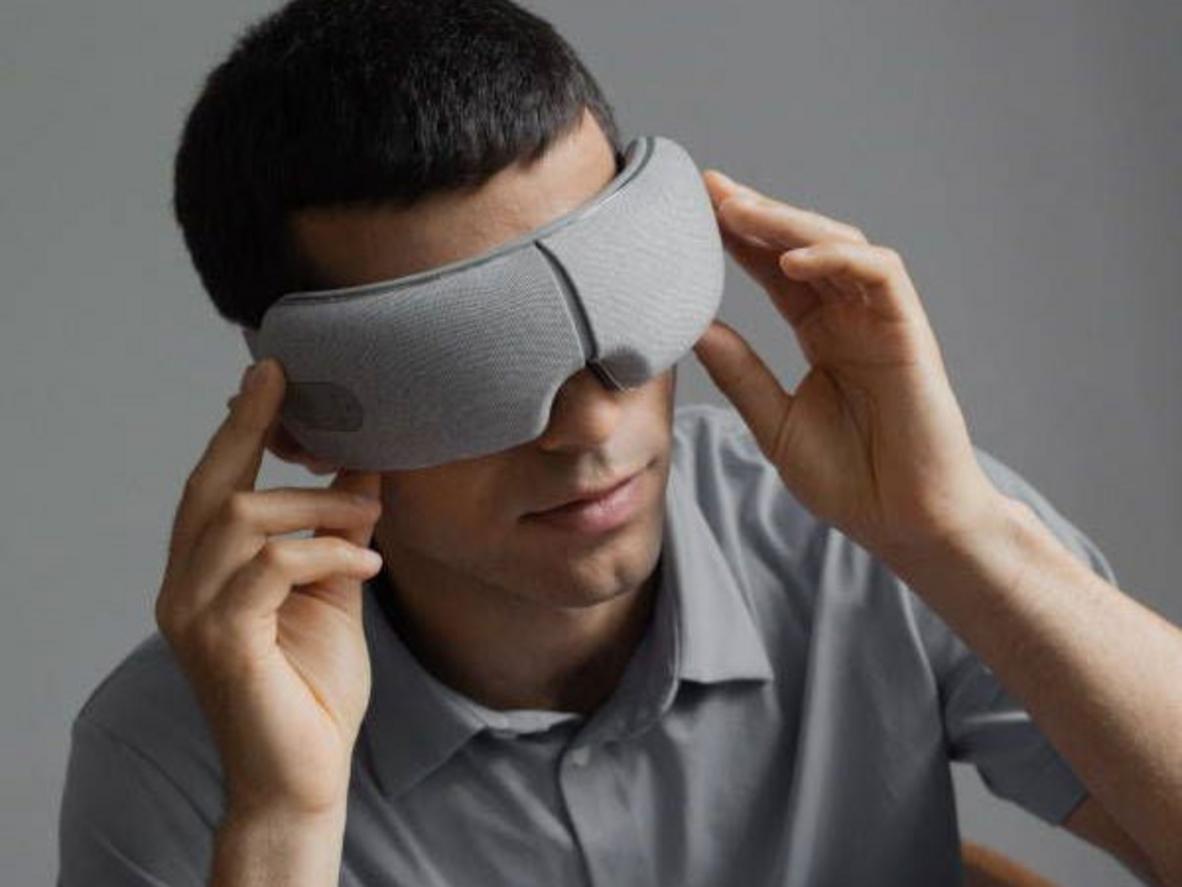 Túi khí thông minh giúp massage êm dịu vùng mắt.