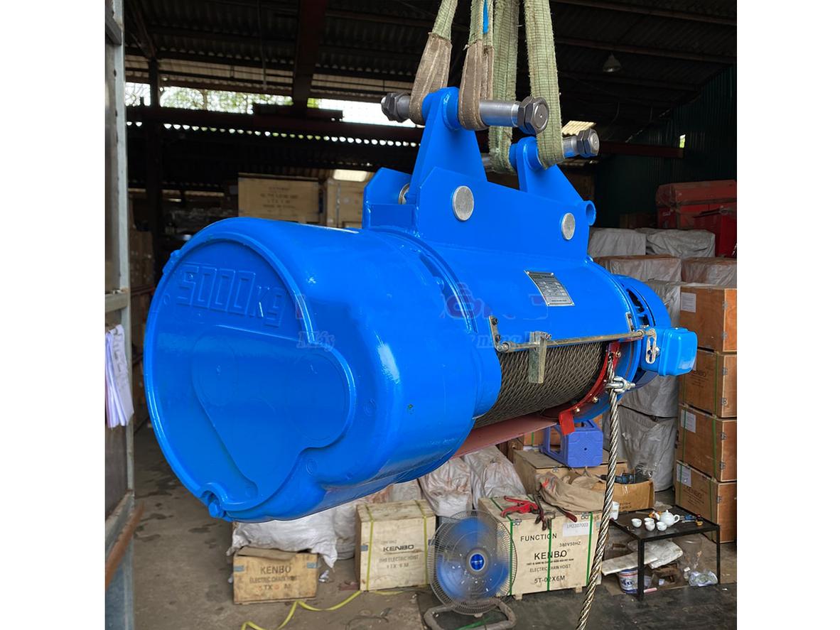 Con chạy điện giúp di chuyển hàng hóa linh hoạt.
