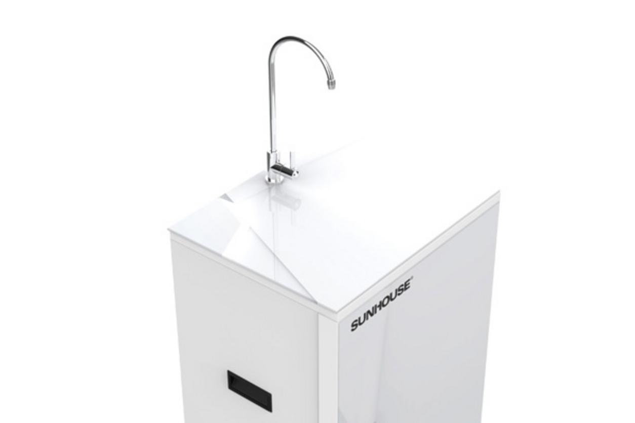 Vỏ kính cường lực full viền tôn thêm vẻ sang trọng cho không gian bếp.