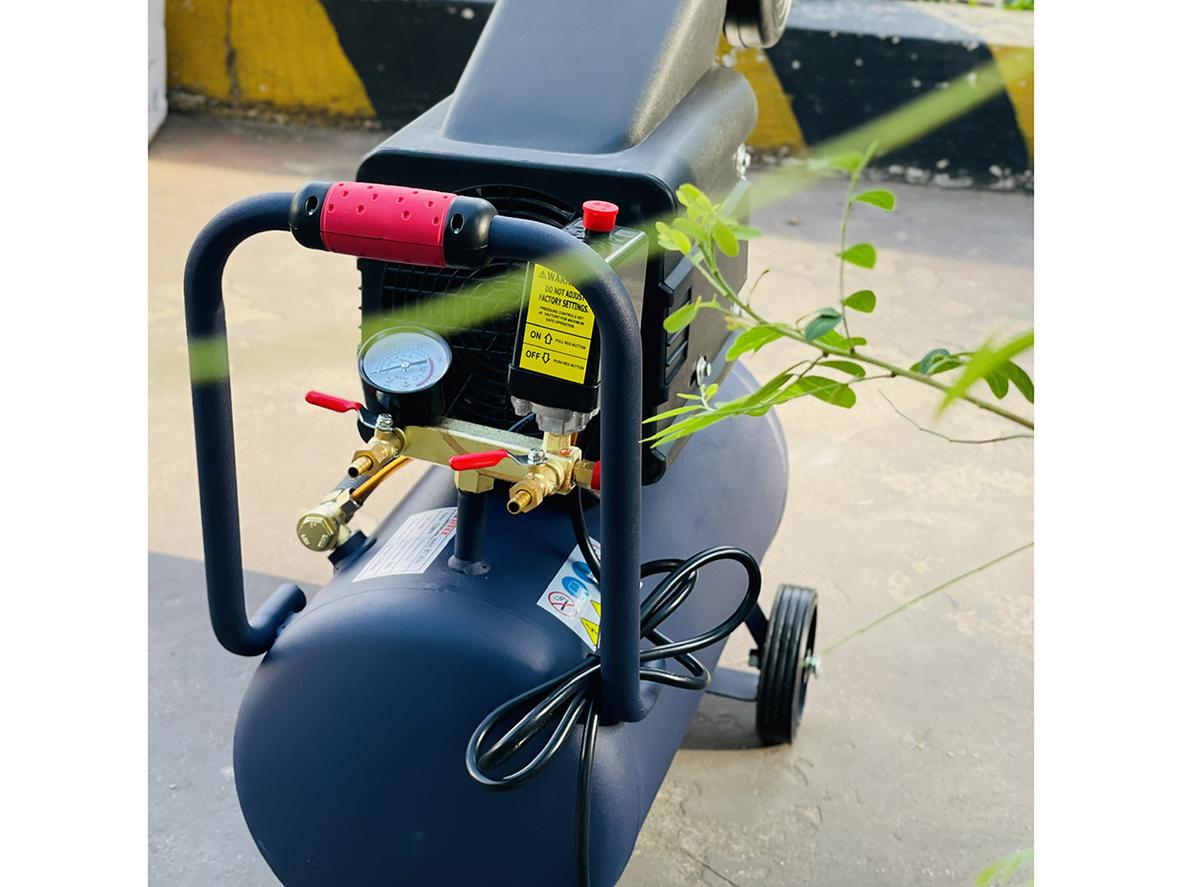 2 bánh xe giúp máy cơ động hơn khi làm việc