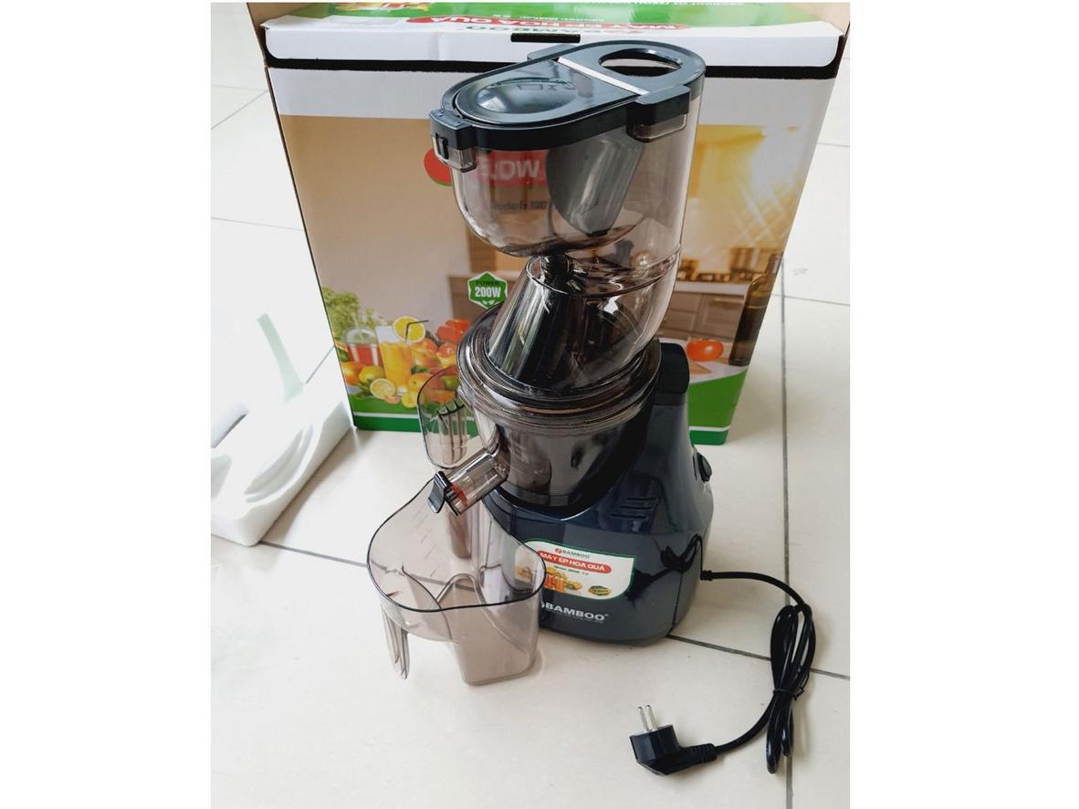 2 ca đựng 1 lít và cốc nhựa cao cấp giúp dùng tiện hơn.