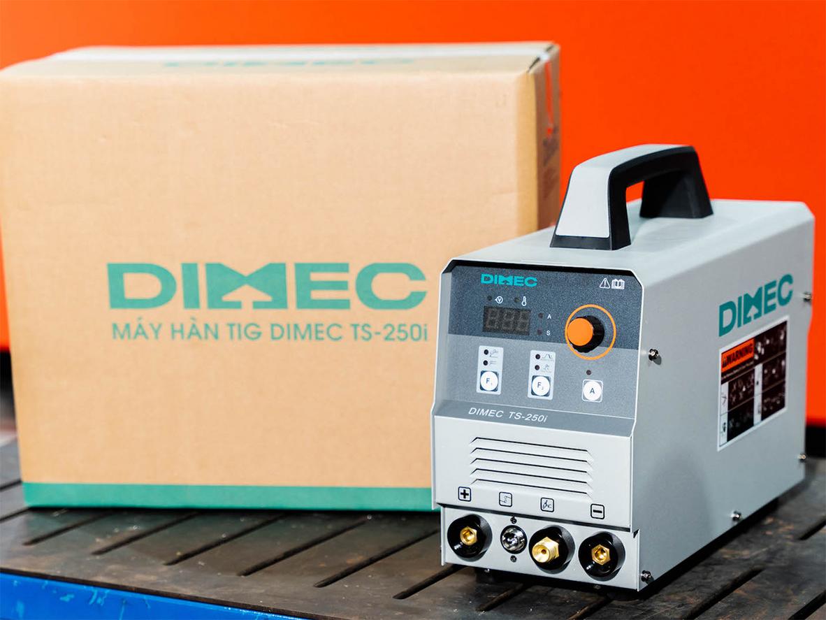 Dùng điện 220V 1 pha nên máy phù hợp nhiều không gian làm việc phổ thông.