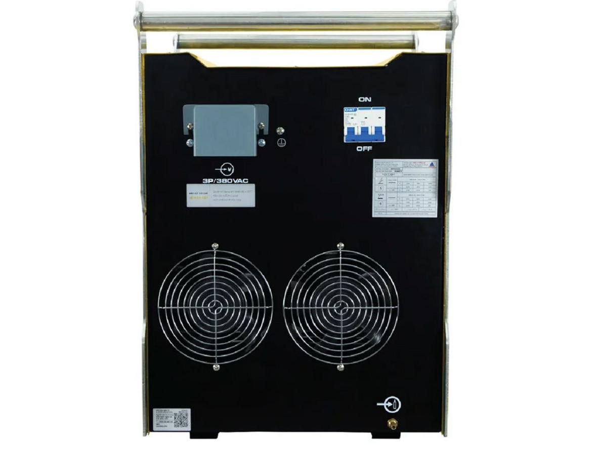 Nguồn 3 pha 380V và dòng 320A giúp máy đáp ứng công việc nặng.