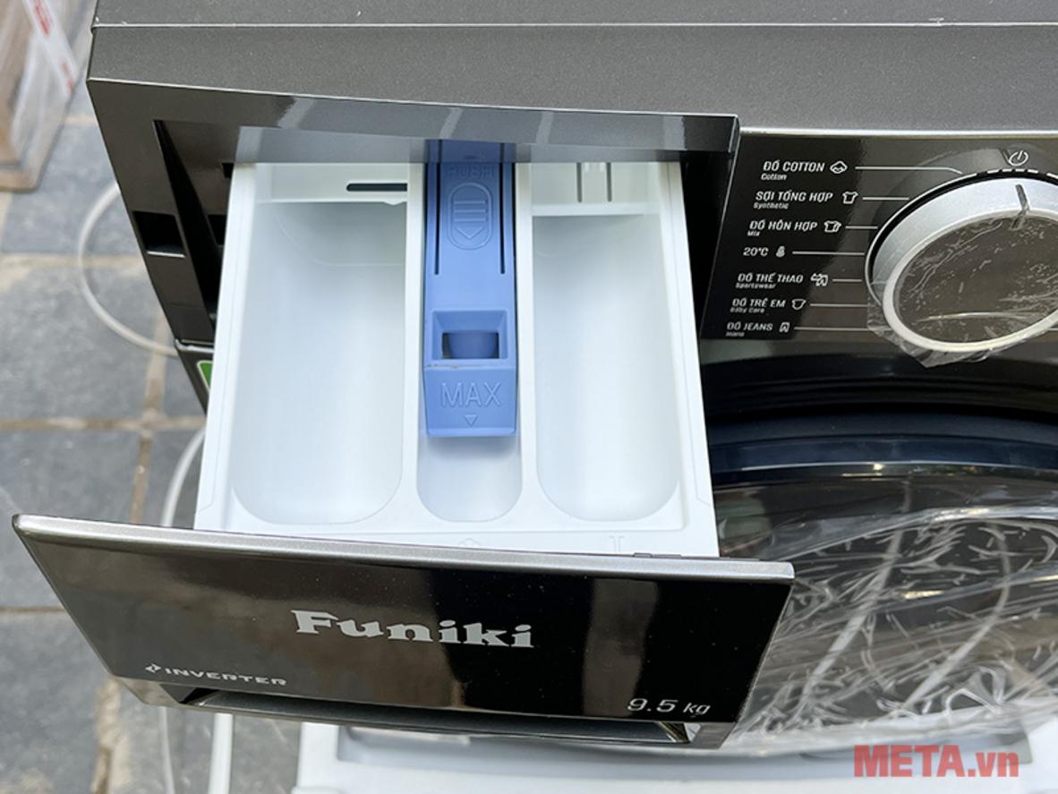 9.5kg và 1400 vòng/phút phù hợp cho gia đình 4–7 người.