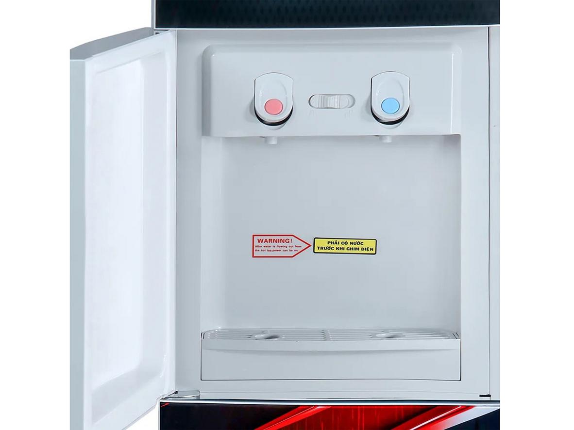 2 vòi nóng lạnh riêng giúp lấy nước nhanh và rõ chế độ sử dụng.