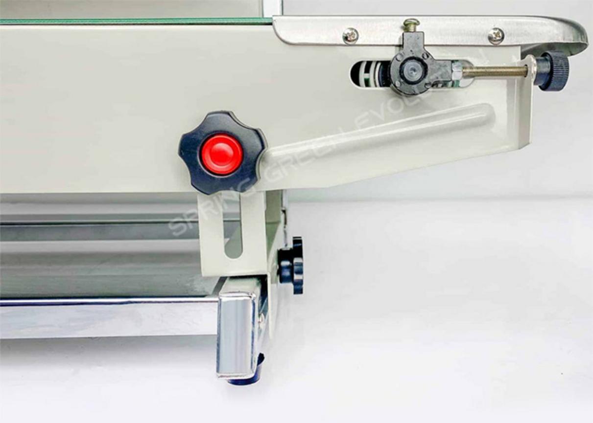 Băng chuyền tự động giúp AS02 hàn liên tục, đều tay và tăng tốc độ đóng gói.