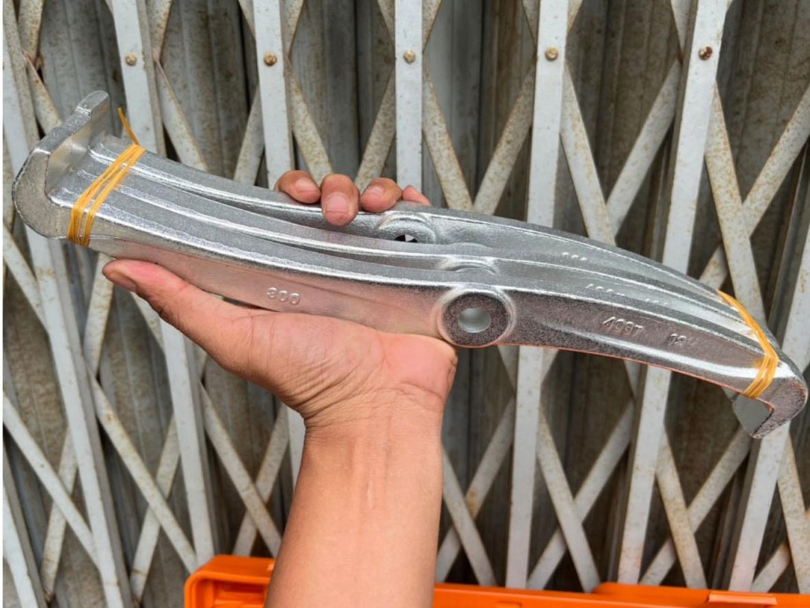 Xi lanh thủy lực tích hợp giúp thiết bị gọn và dễ thao tác.