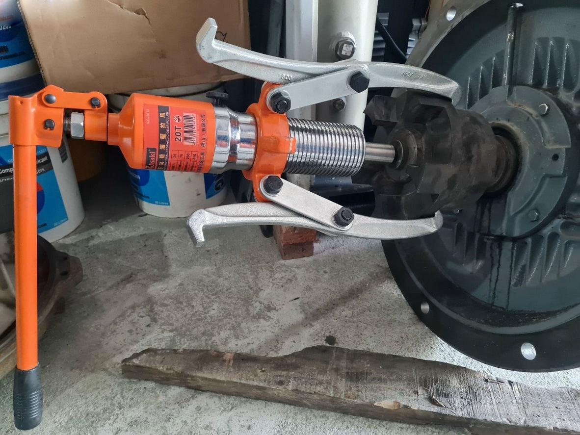 Thiết kế 3 chấu giúp Asaki AK-0615 bám chắc và tháo chi tiết an toàn hơn.