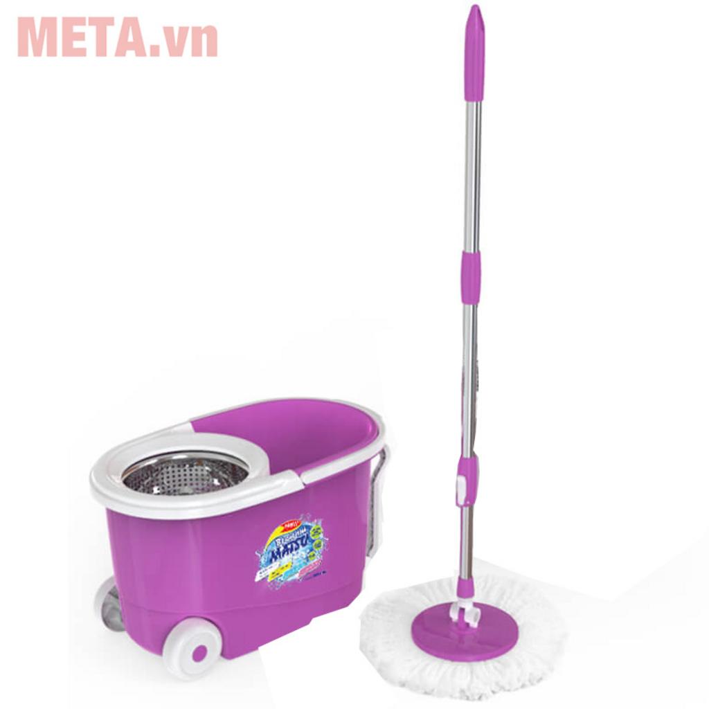 Bánh xe giúp di chuyển bộ lau nhà nhẹ hơn khi thùng chứa đầy nước.