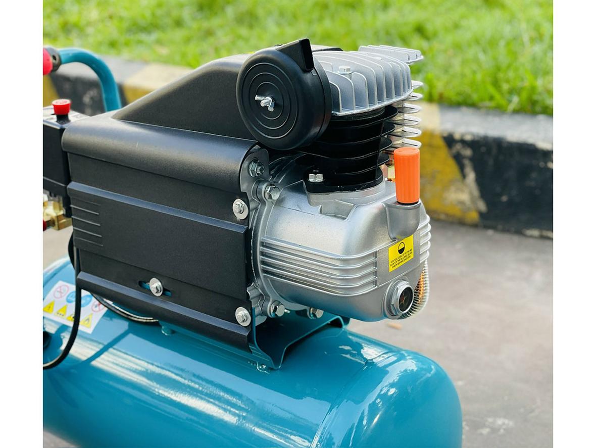 Bánh xe di chuyển giúp máy linh hoạt hơn trong không gian làm việc.