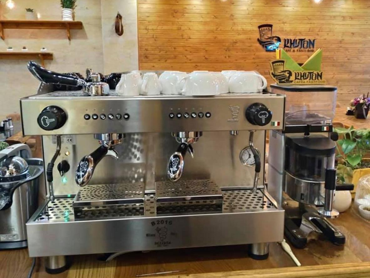 Định lượng tự động và 2 group giúp ly espresso đồng đều trong giờ cao điểm.