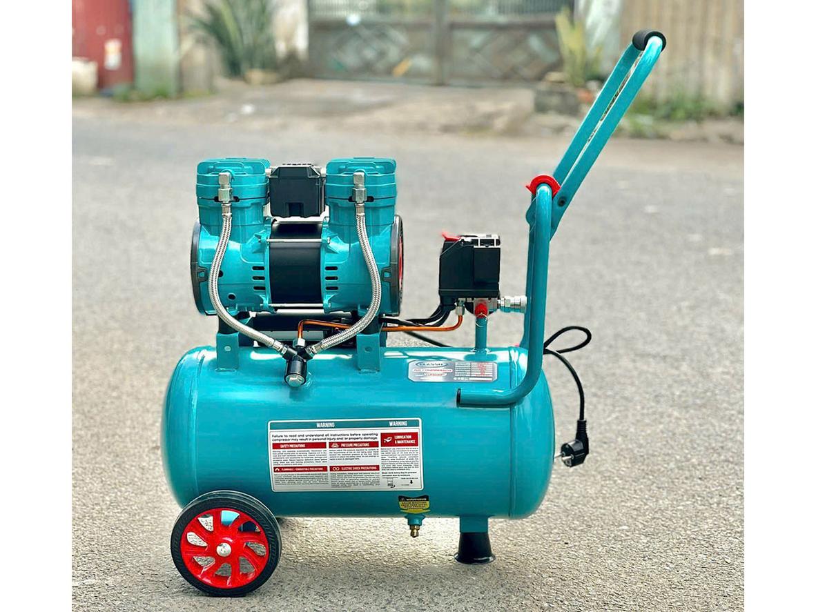 Bình 30 lít gọn, có bánh xe dễ di chuyển.