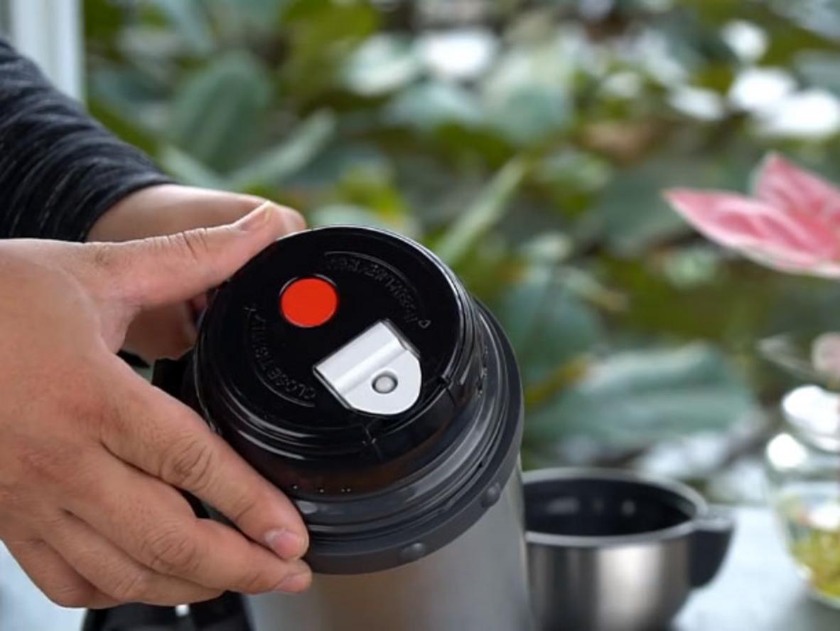 Thiết kế tiện dụng cho rót nước và vệ sinh mỗi ngày.