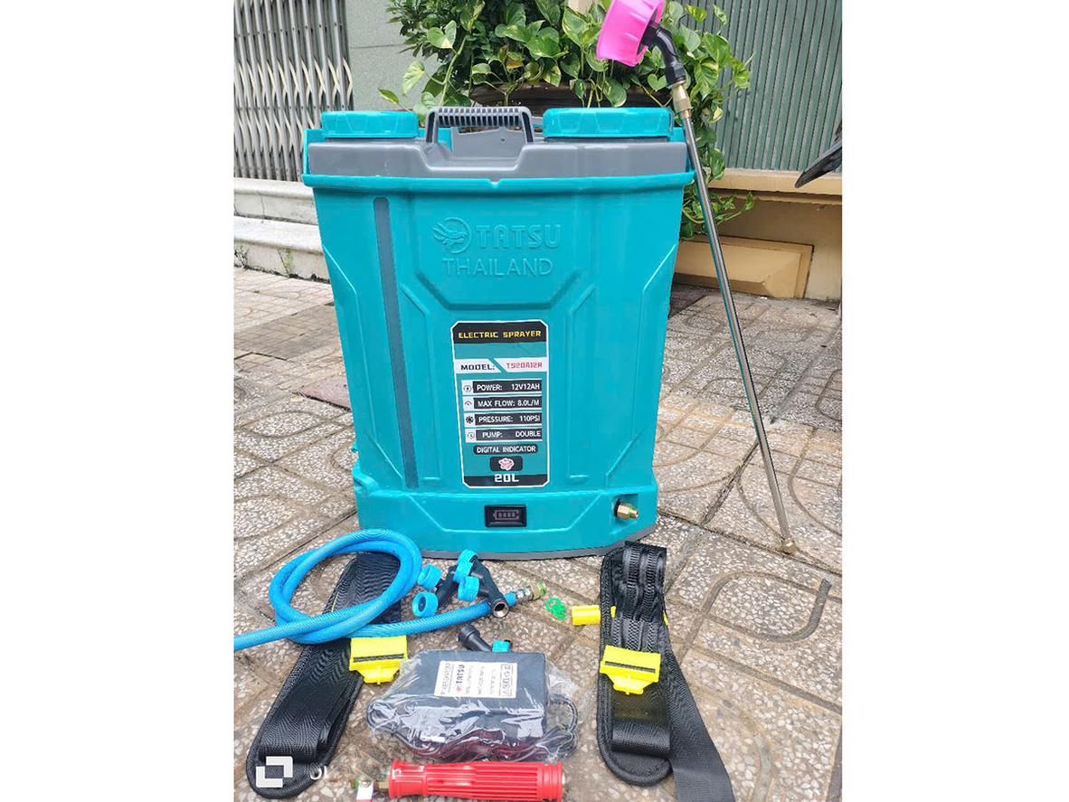 Tatsu TS20A12R nổi bật với dung tích 20 lít, bơm đôi và chức năng đảo thuốc.