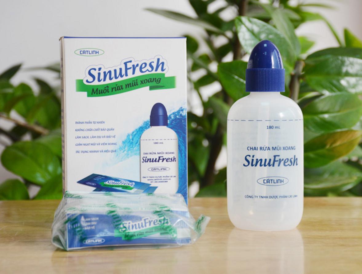 Bộ Bình rửa mũi SinuFresh gồm chai 180ml và 10 gói muối tiện dùng cho gia đình.