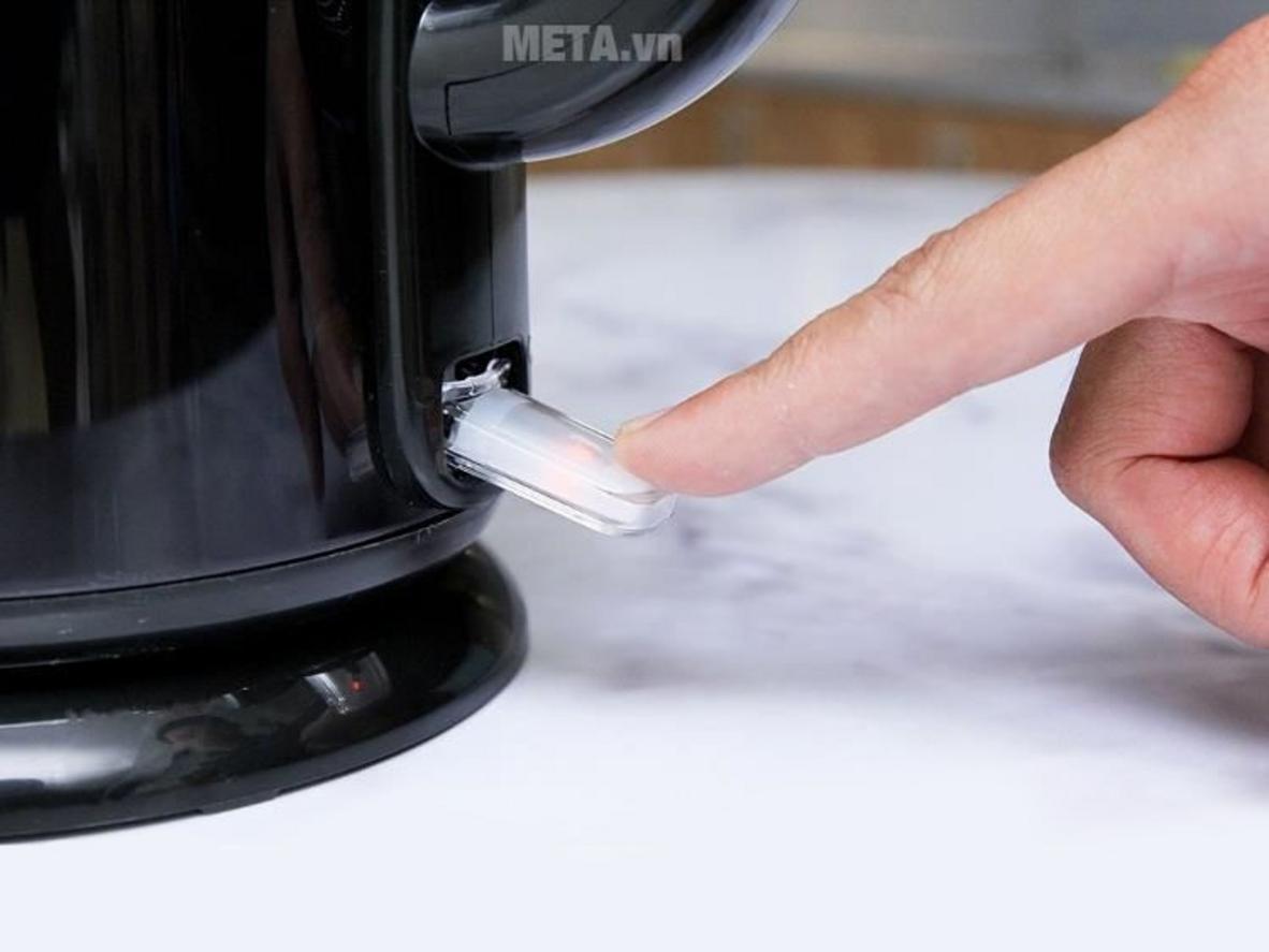 Thiết kế 1,7 lít và công suất 2.200W giúp Midea MK-317DB đáp ứng nhu cầu nước nóng hằng ngày.