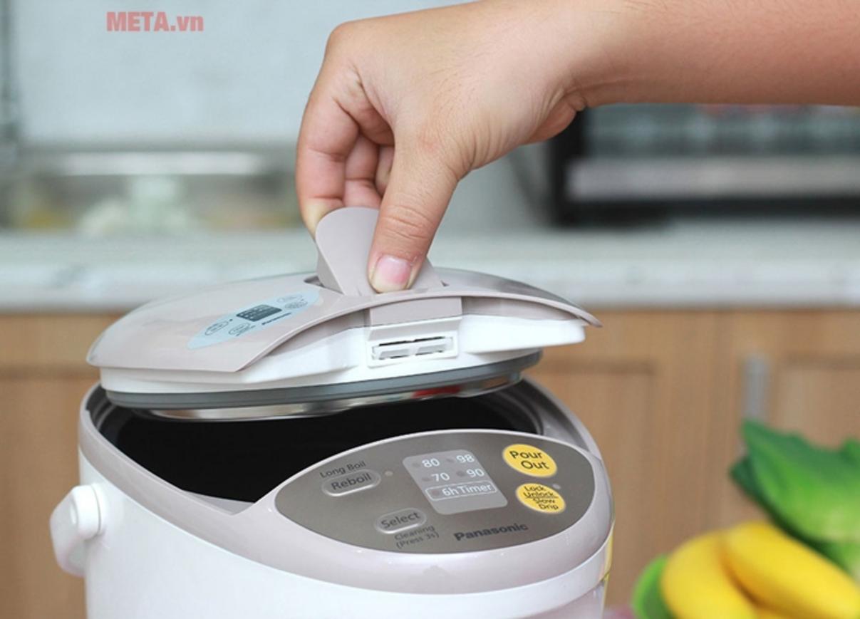 Thiết kế rót nước điện tử và giữ ấm linh hoạt giúp thao tác hằng ngày tiện hơn.
