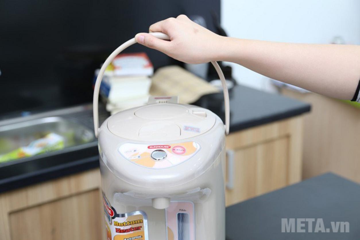 Công suất 735W giúp đun sôi nhanh và tiết kiệm thời gian.