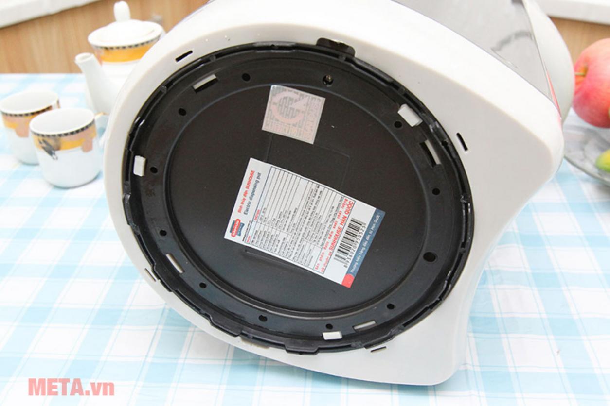 Chân đế xoay 360 độ giúp thao tác linh hoạt và tiện hơn trong không gian bếp.