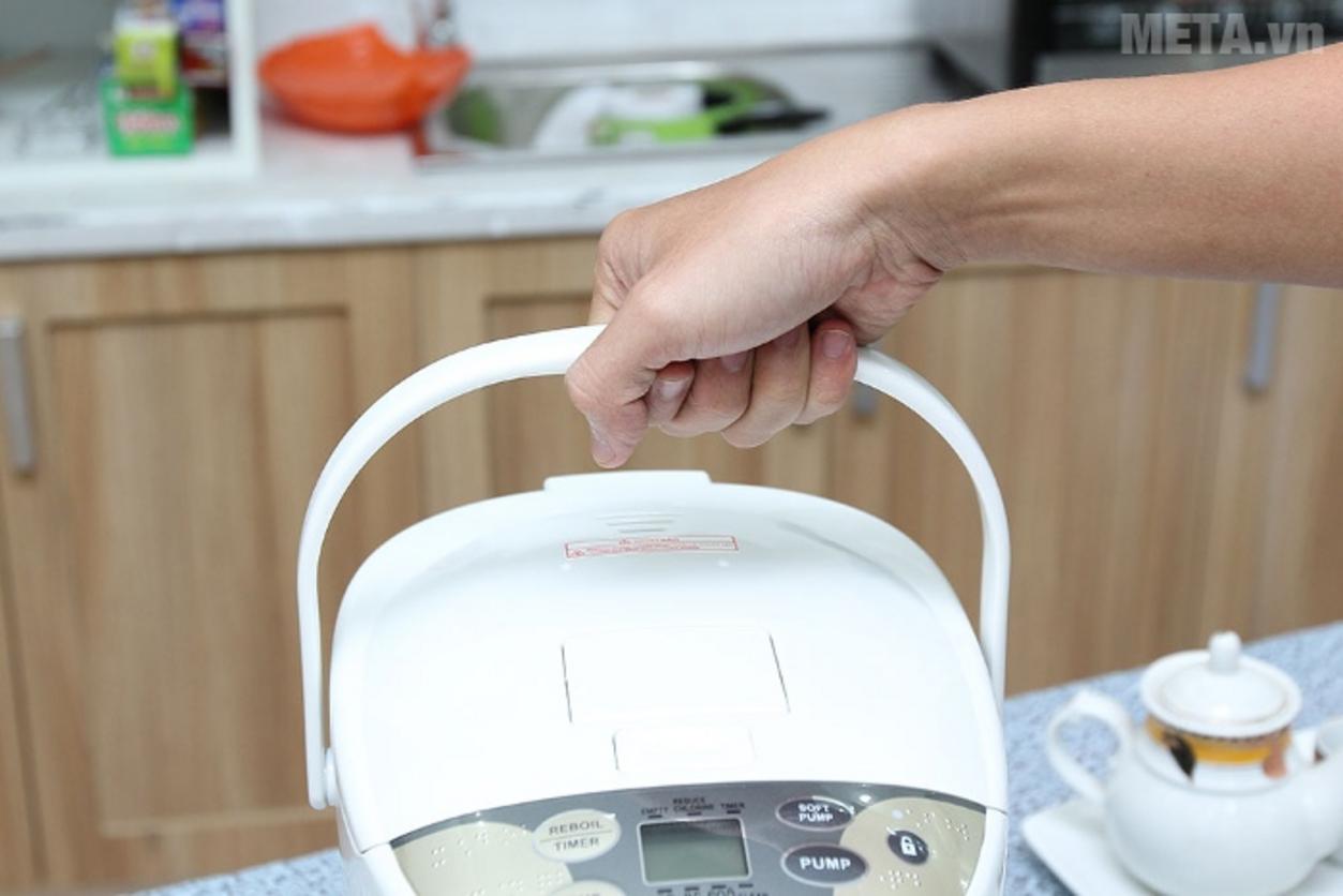 Ba mức giữ nóng giúp lựa chọn nhiệt độ phù hợp cho nhiều loại đồ uống.