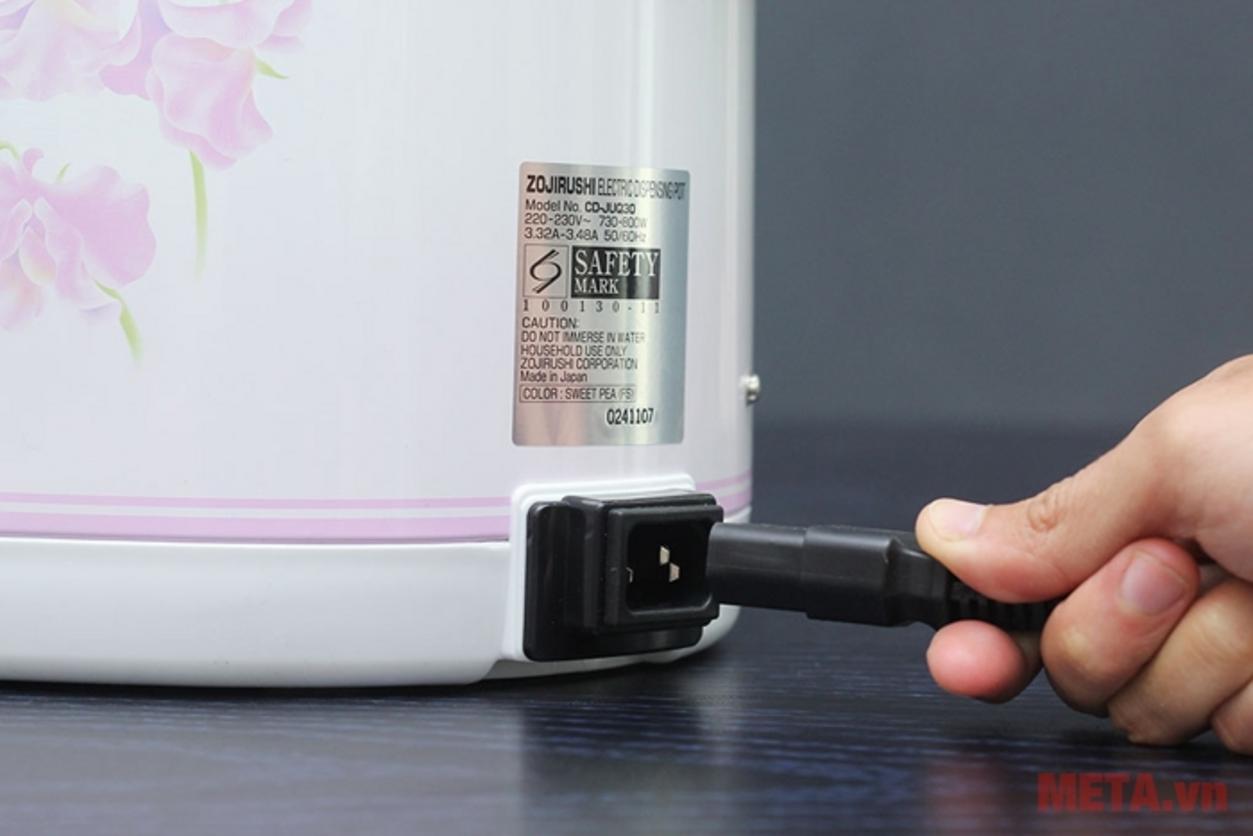 Thiết kế và tính năng của Zojirushi CD-JUQ30 hướng đến thao tác tiện và giữ nhiệt ổn định.