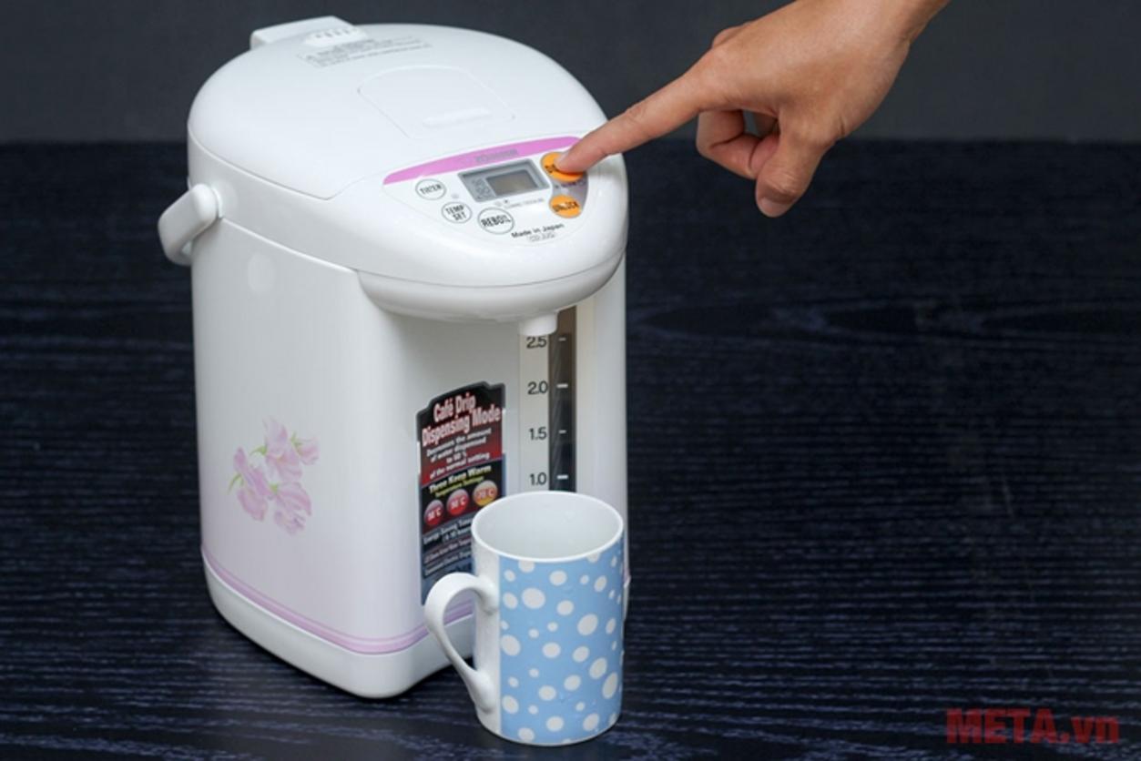 Bình thủy điện Zojirushi CD-JUQ30 phù hợp cho nhu cầu dùng nước nóng hằng ngày trong gia đình.